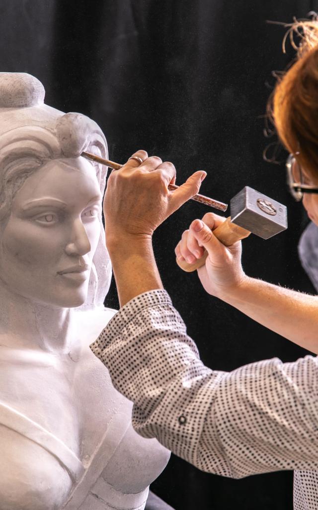 Emilie Sartelet, stone sculptor in Trévoux, France