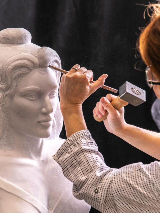 Emilie Sartelet, sculptrice sur pierre à Trévoux