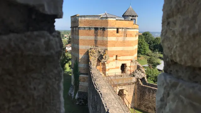 Vue sur le donjon du Château-fort de Trévoux