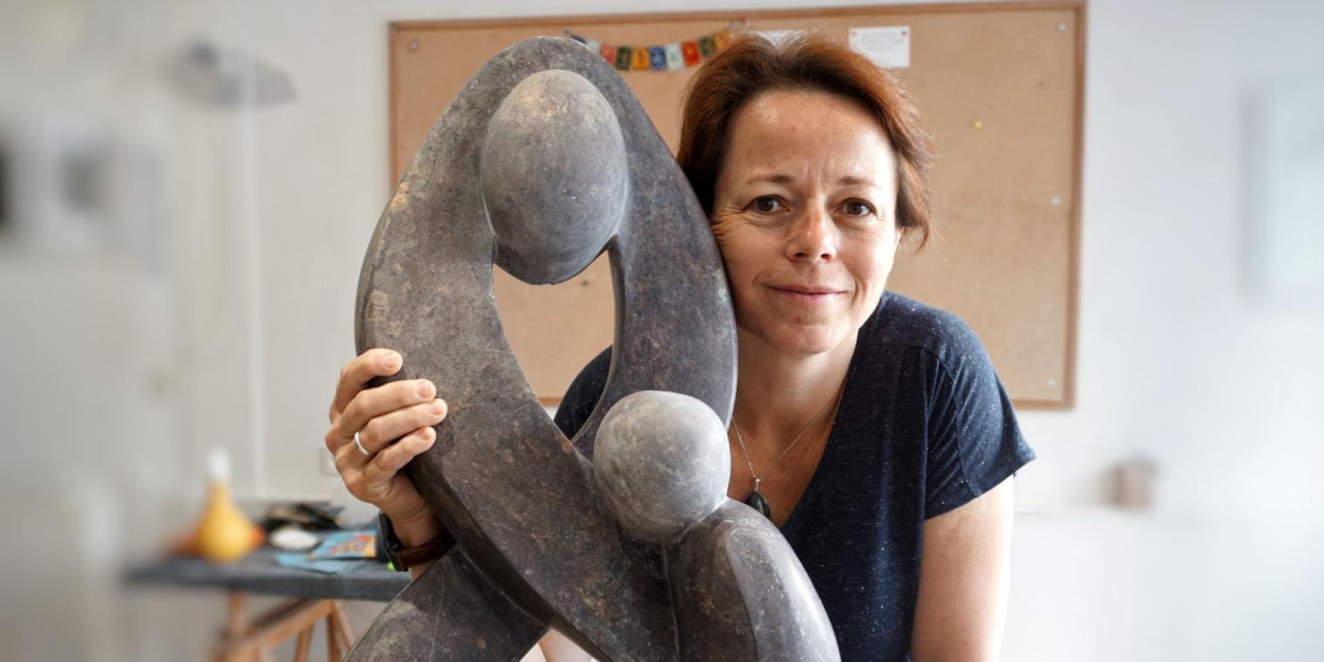 Emilie Sartelet, sculptrice sur pierre à Trévoux