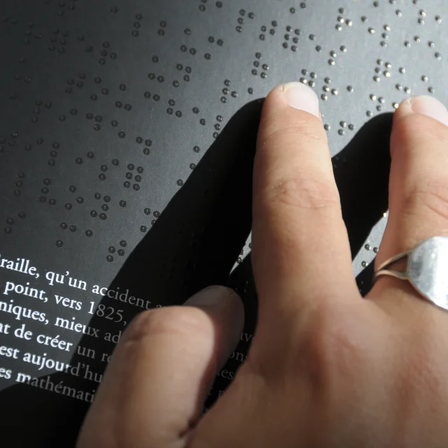 Description en braille au Carré Patrimoines à Trévoux
