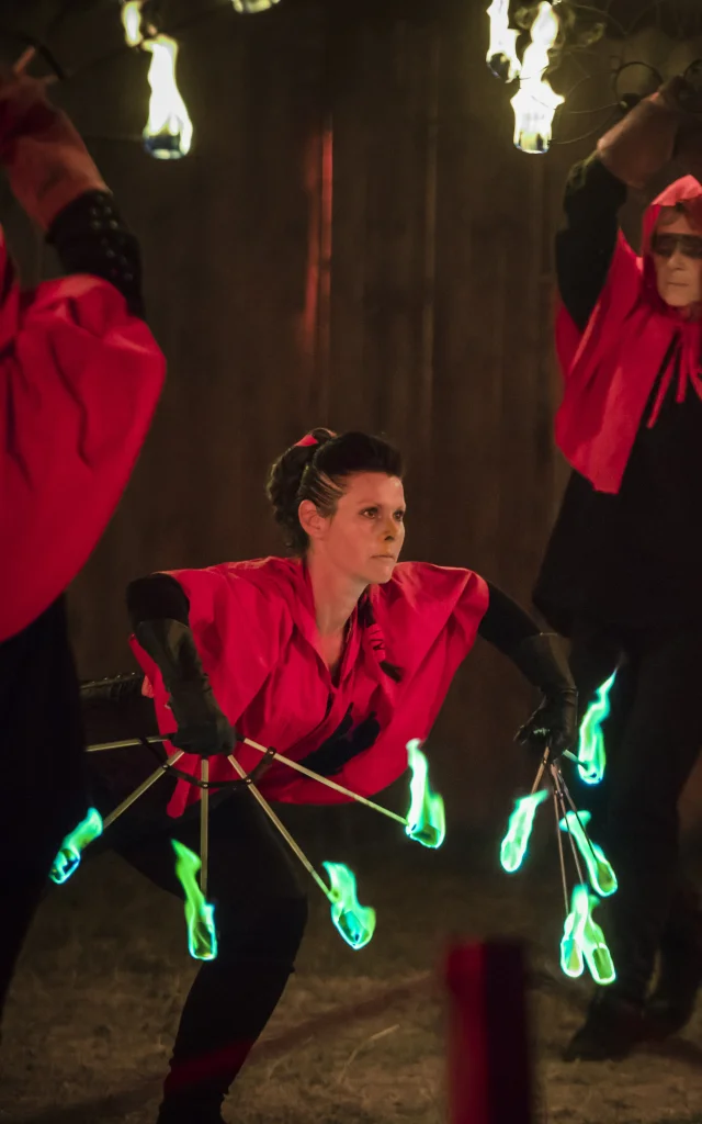 jongleurs de feu pendant un spectacle d'une fête médiévale
