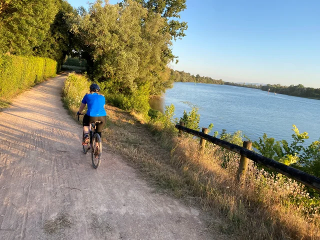 cycliste sur un chemin