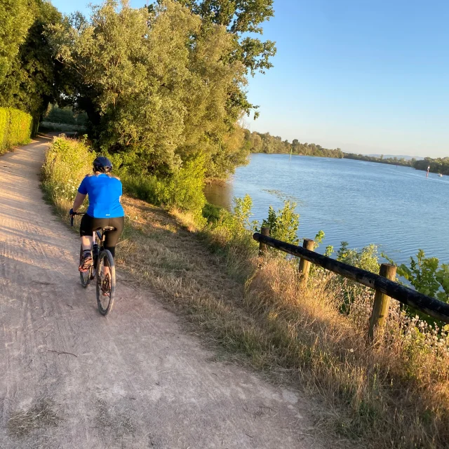 cycliste sur un chemin