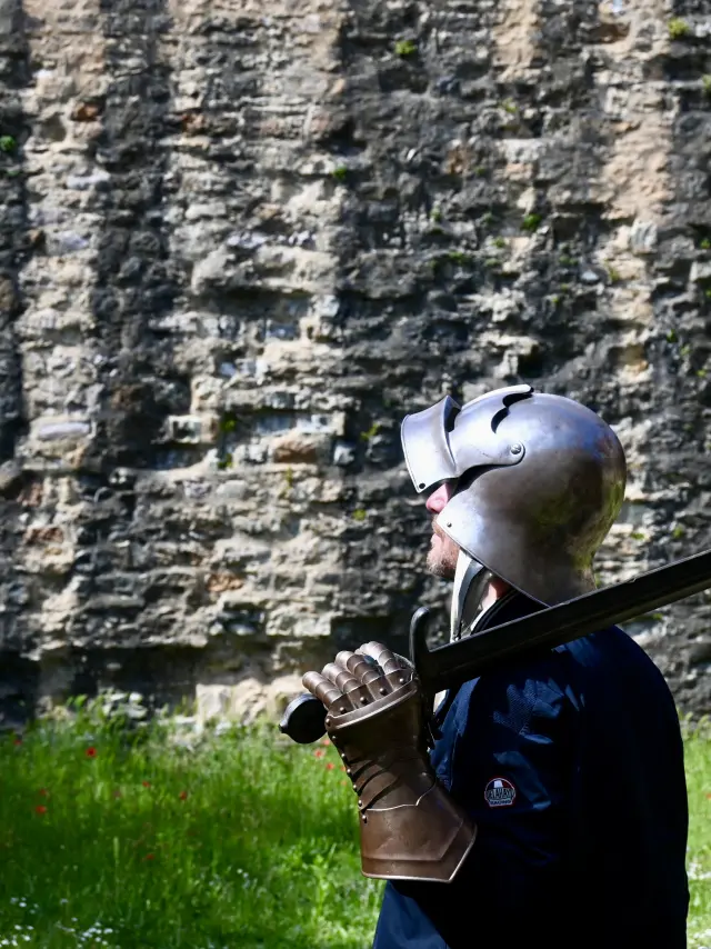 Essayage d’armes et d’armures au château-fort de Trévoux