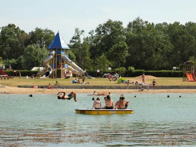 Base de loisirs du Lac de Cormoranche sur la Voie Bleue Moselle Saône à vélo