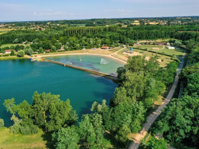 Base de loisirs du Lac de Cormoranche sur la Voie Bleue Moselle Saône à vélo