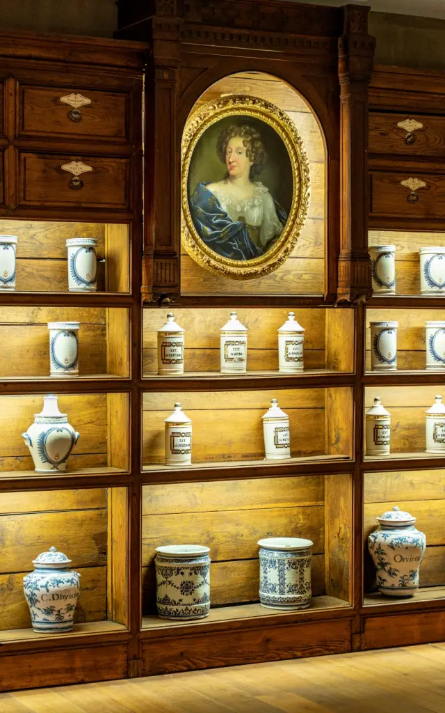 Pots de l'Apothicairerie de l'ancien Hôpital de Trévoux