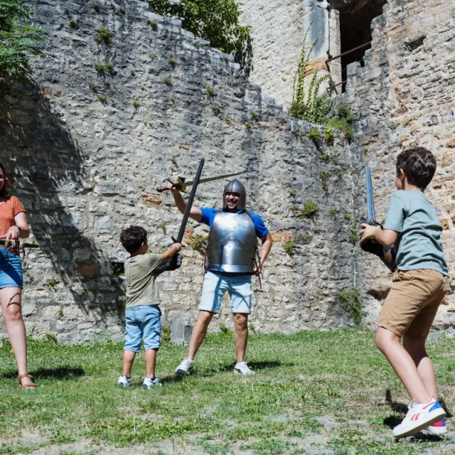 Essayage armes et armures au Château-fort de Trévoux