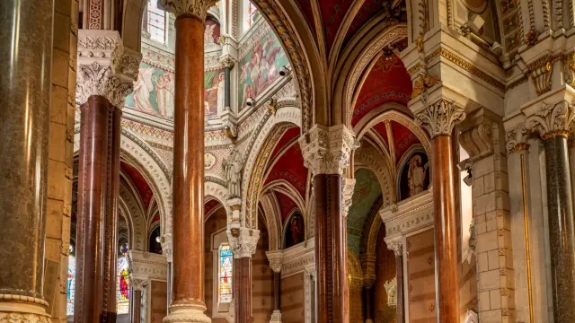 Intérieur de la Basilique Saint-Sixte à Ars