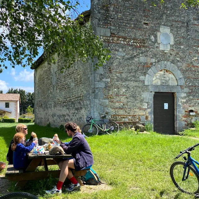 Pause pique-nique devant la Chapelle de Chanteins à Villeneuve