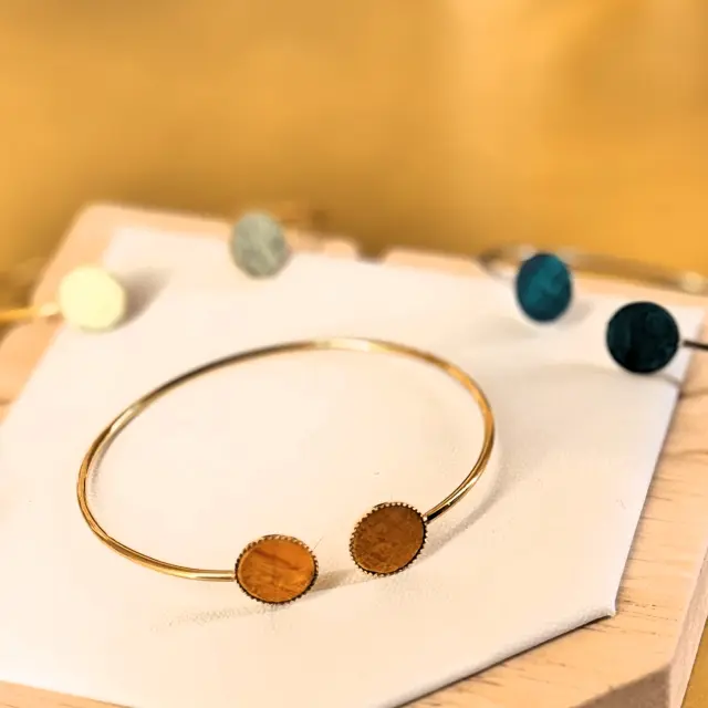 Objets en cuir de carpe en vente dans les boutiques de l'Office de Tourisme Ars Trevoux