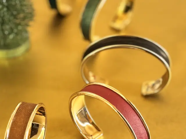 Objets en cuir de carpe en vente dans les boutiques de l'Office de Tourisme Ars Trevoux