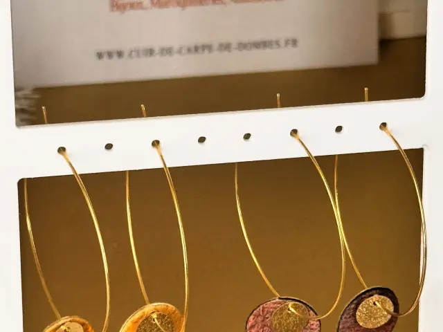 Objets en cuir de carpe en vente dans les boutiques de l'Office de Tourisme Ars Trevoux