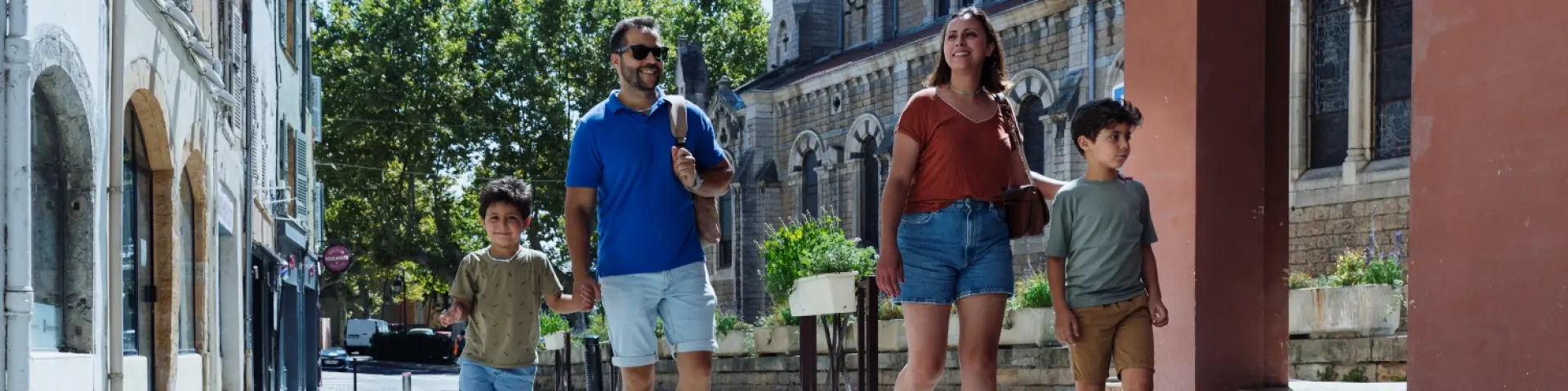 Promenade et commerces à Trévoux