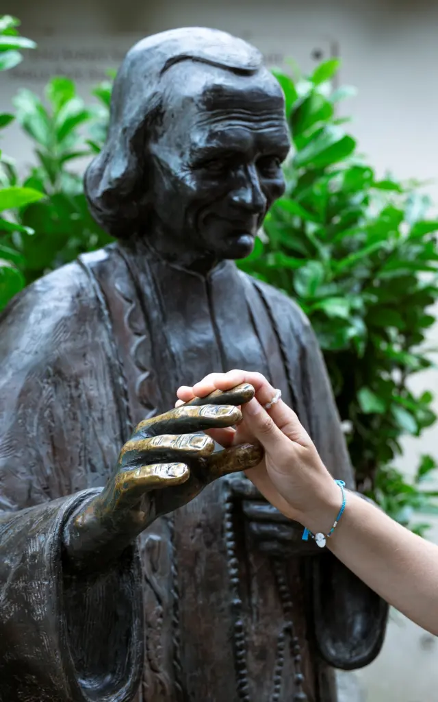 Statue en bronze du Saint Curé d'Ars