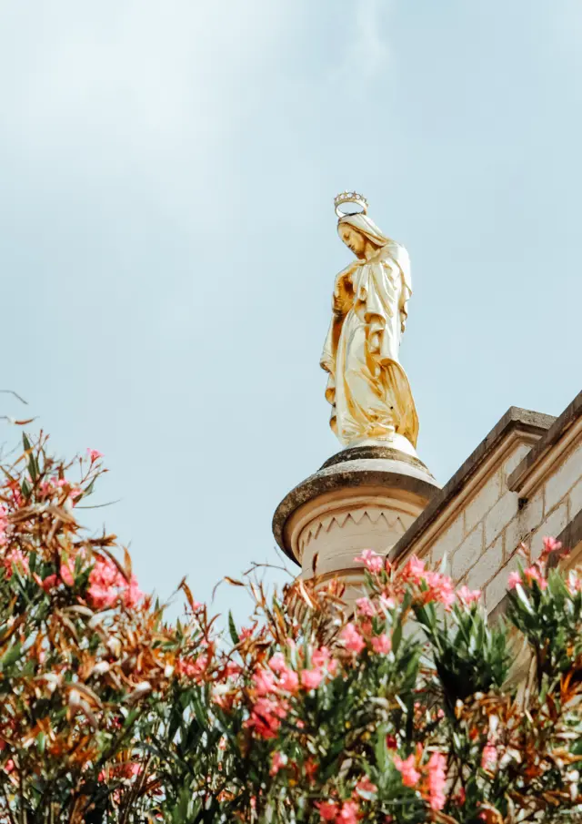 Statue sur la Basilique Saint-Sixte à Ars-sur-Formans
