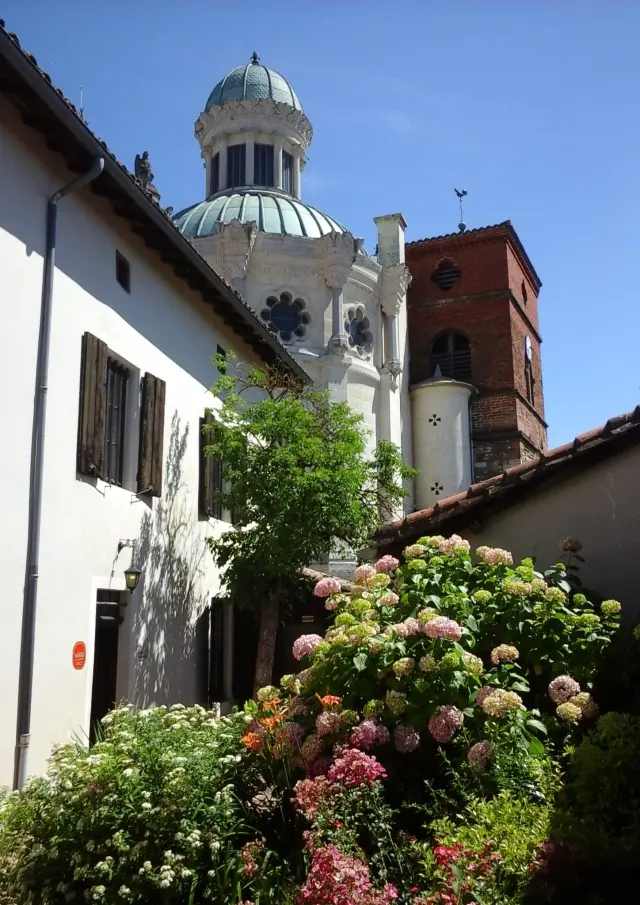 Vue sur le clocher depuis le jardin de la maison du Curé à Ars