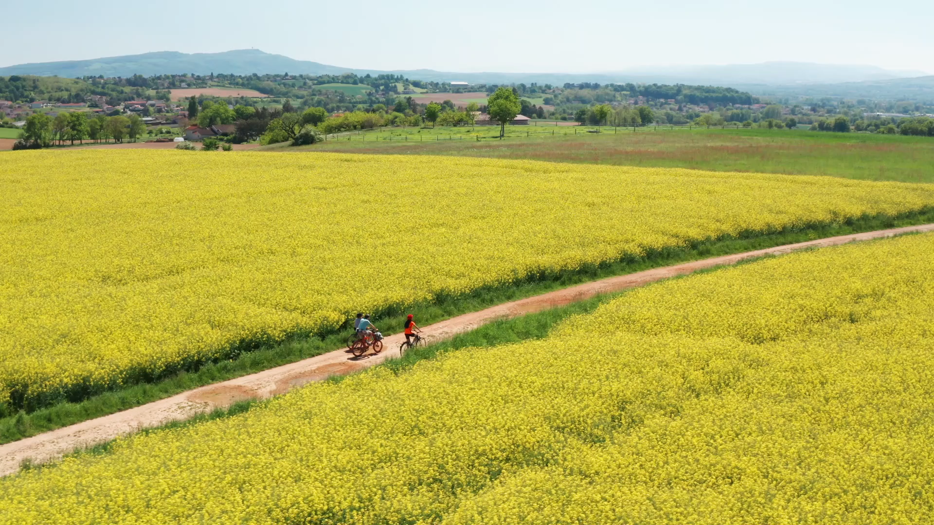 Vue de drone d'une famille à vélo sur l'Escampette