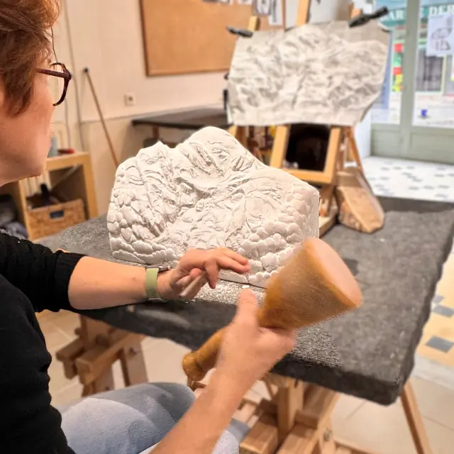 Emilie Sartelet, sculptrice sur pierre à Trévoux