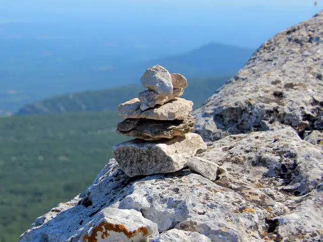 Empilement de pierres rocheux de la Sainte-Baume, avec vue dégagée sur les reliefs naturels lors d’une randonnée.