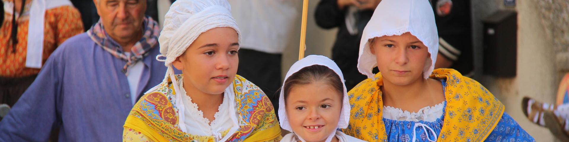 Defilé Enfants Cavalcade Lascours Folklore Provence Oti Aubagne