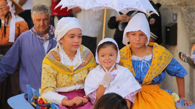 Defilé Enfants Cavalcade Lascours Folklore Provence Oti Aubagne