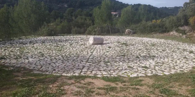 Aire de battage circulaire en pierre au cœur d’un environnement naturel au domaine de Font de Mai à Aubagne