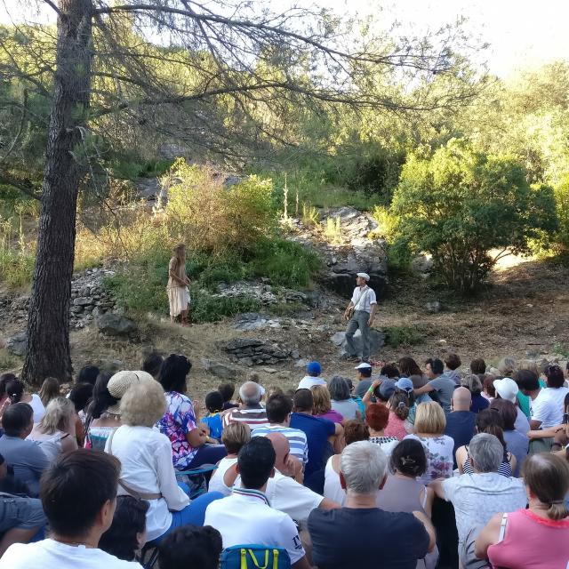 Balade Theatrale Manon Des Sources Dans La Cour Des Grands Collines La Font De Mai Oti Aubagne