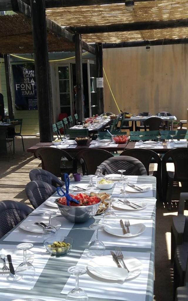 Tables pergola buvette Font de Mai OTI_Aubagne