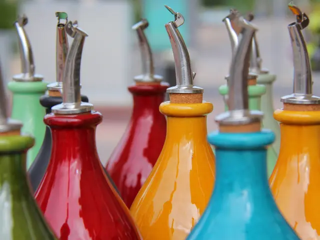 Huiliers en céramique - argile - marché été Aubagne -OTI_Aubagne