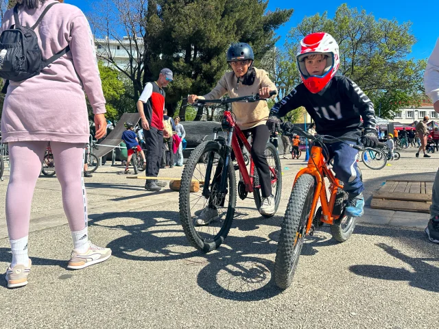 Enfants sur un vélo à the Cycling Event