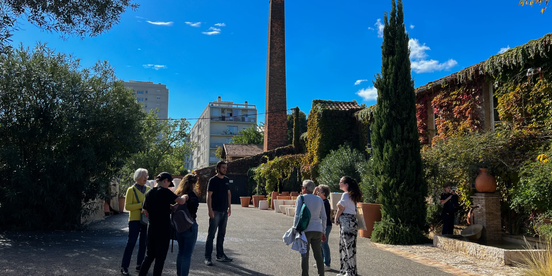 Groupe de visiteurs à la poterie ravel