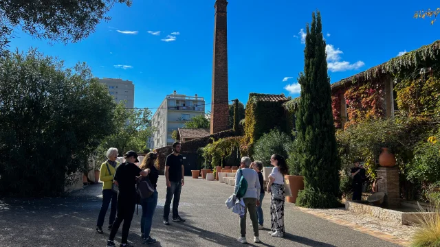 Groupe de visiteurs à la poterie ravel