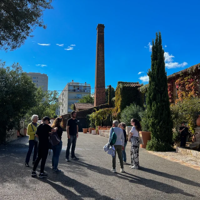 Groupe de visiteurs à la poterie ravel