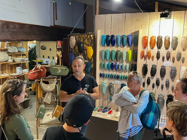 Groupe de visiteurs à la faïencerie Sicard