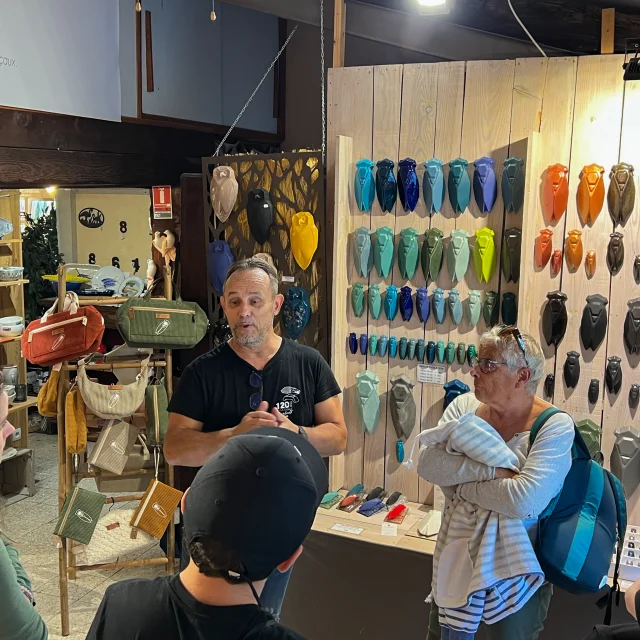 Groupe de visiteurs à la faïencerie Sicard