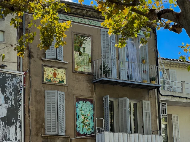 Céramique sur un mur d'aubagne