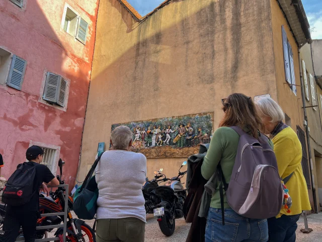 Groupe de visiteurs pendant une visite guidée