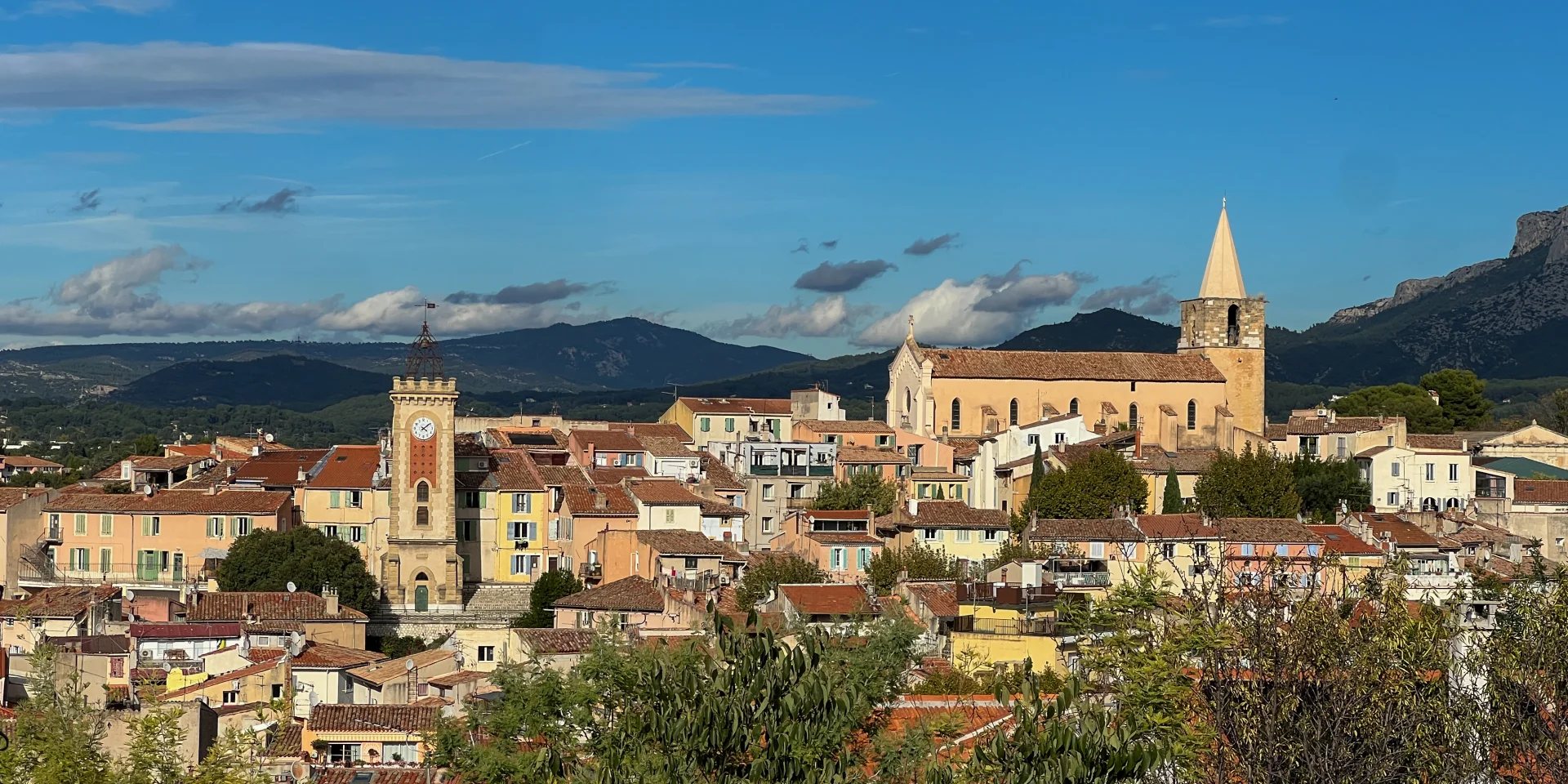 Vue sur la tour de l'horloge et le clocher de l'église d'aubagne