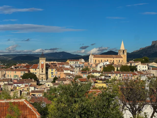Vue sur la tour de l'horloge et le clocher de l'église d'aubagne