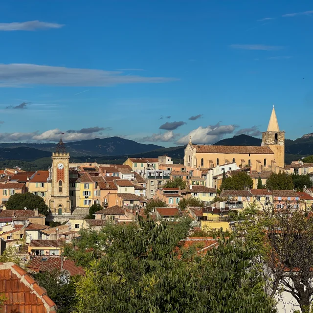 Vue sur la tour de l'horloge et le clocher de l'église d'aubagne