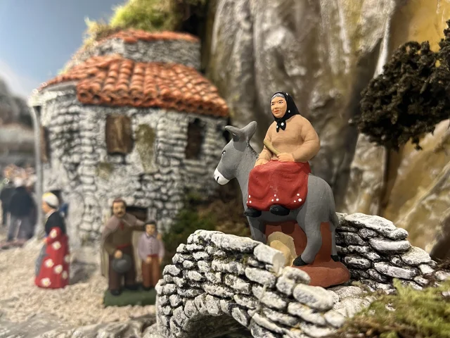 Village Des Santons, femme à l'âne