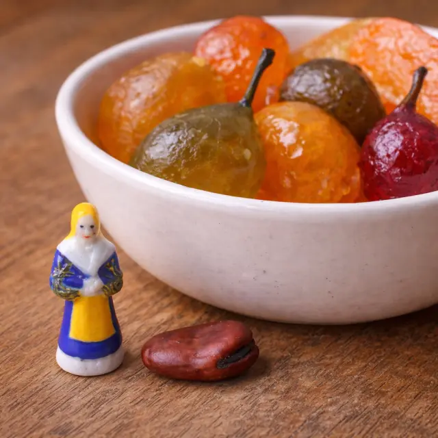 Fruits Confits dans un bol Et Fève