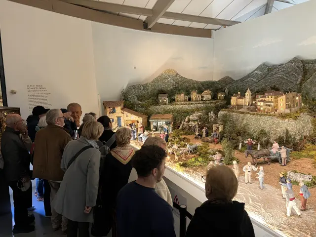 Groupe devant le diorama du petit monde de marcel pagnol