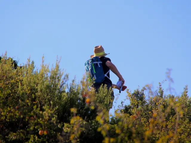 Randonneur Garrigues Ciel Bleu Nature Oti Aubagne