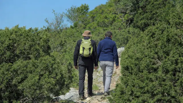 Couple de randonneurs dans le Garlaban
