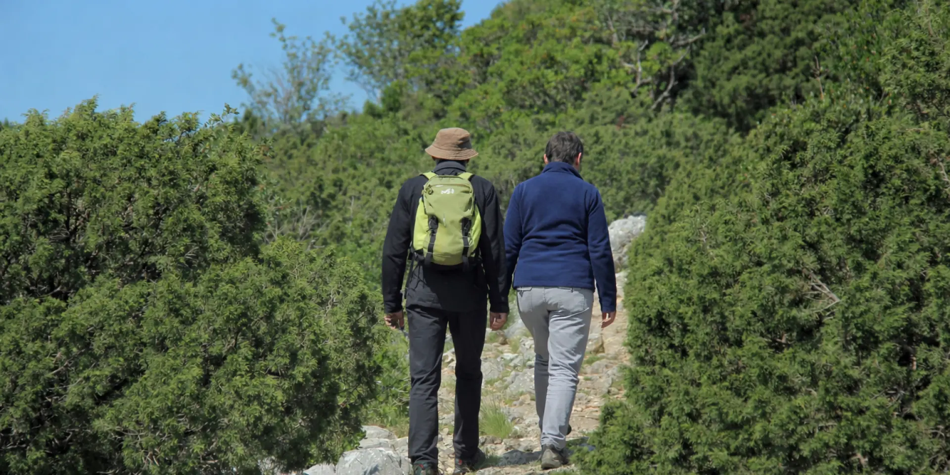 Couple de randonneurs dans le Garlaban