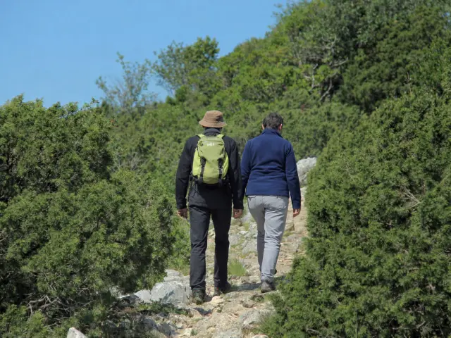 Couple de randonneurs dans le Garlaban