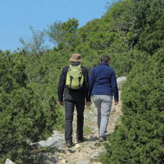Couple de randonneurs dans le Garlaban